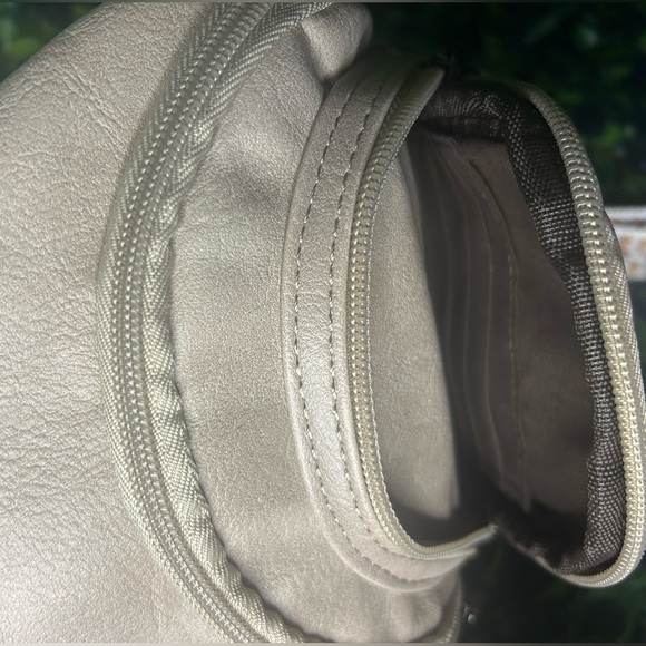 Stylish Cream Crossbody Bag with Patterned Strap - Picture 4 of 5